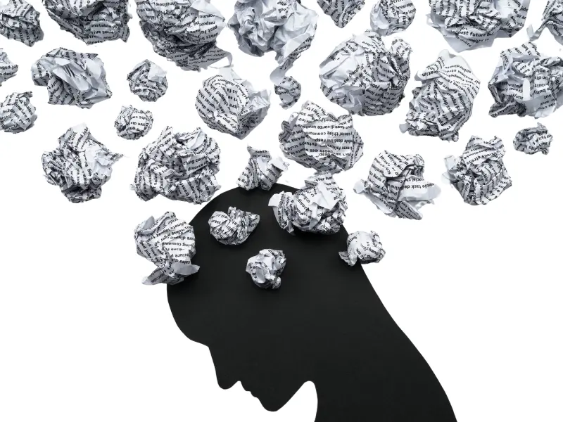 Ilustración de un laberinto dentro de una cabeza humana, simbolizando la confusión mental y la dificultad para tomar decisiones, según el Eneagrama